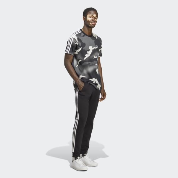 Adidas T-shirt Imprimé Camouflage Graphique Noir Sur L'ensemble