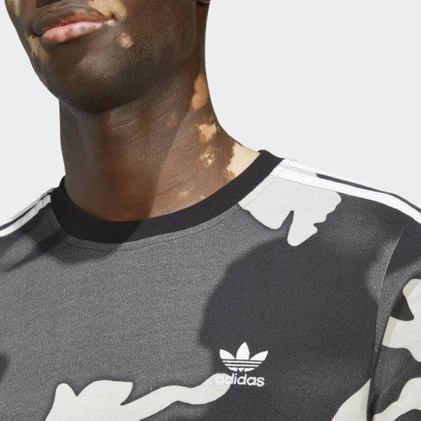 Adidas T-shirt Imprimé Camouflage Graphique Noir Sur L'ensemble