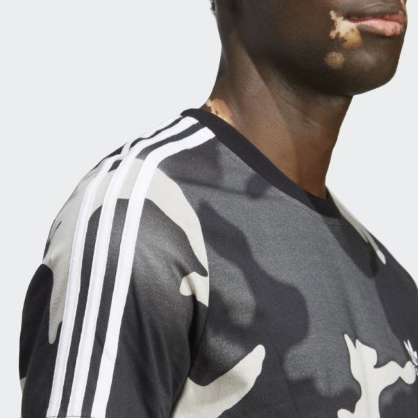 Adidas T-shirt Imprimé Camouflage Graphique Noir Sur L'ensemble