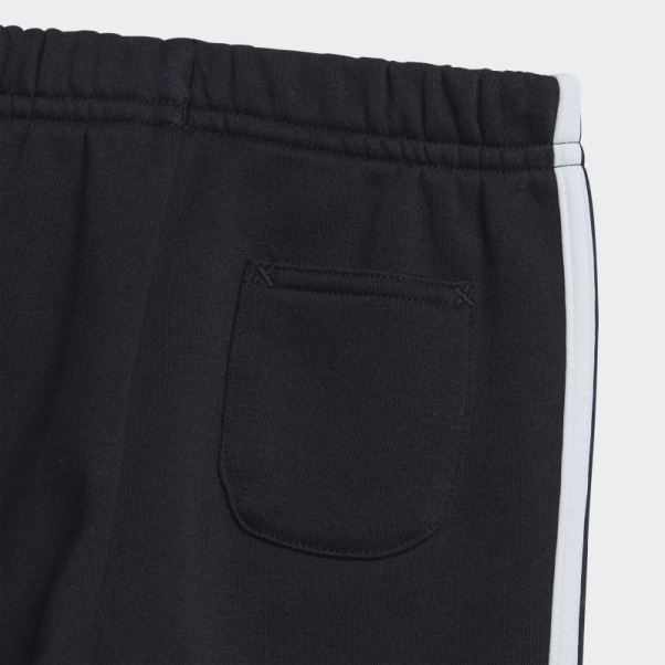 Ensemble De Jogging Adidas Gris Moyen Avec écusson De Sport