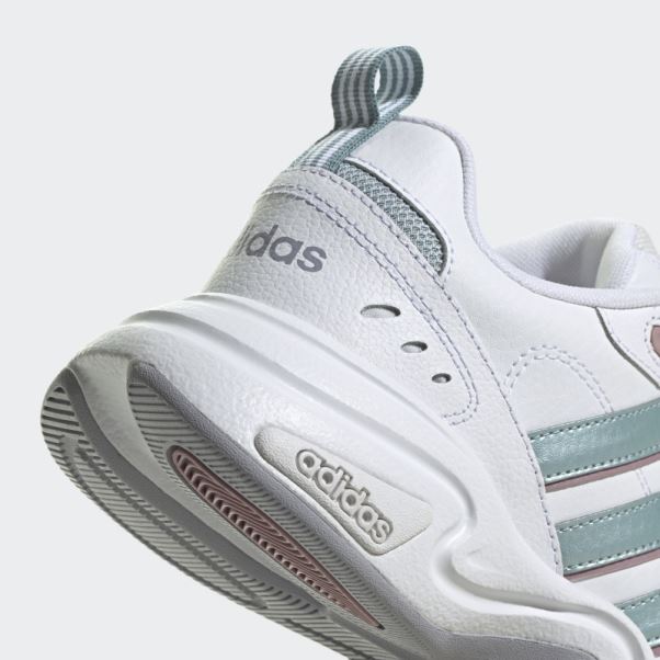 Chaussure Adidas Strutter Blanche