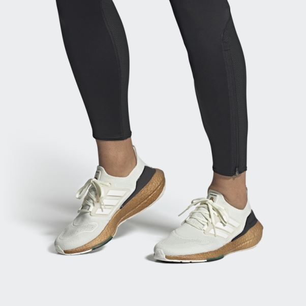 Teinte Blanche Adidas Ultraboost 22 Fait Avec Des Chaussures De La Nature