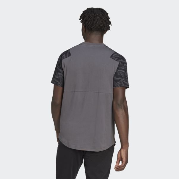Conçu Pour Gameday Travel Tee Adidas Gris