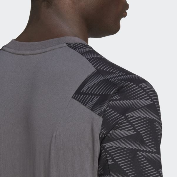 Conçu Pour Gameday Travel Tee Adidas Gris