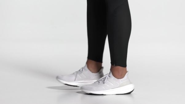 Chaussures Adidas Ultraboost Light Blanches