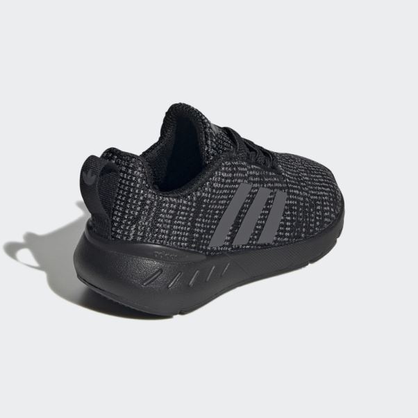 Chaussures Adidas Swift 22 Blanches