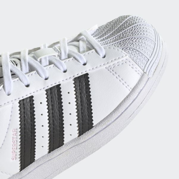 Chaussures Adidas Superstar Noires élégantes