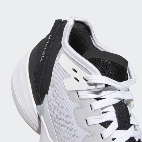 Enfiler. Chaussure De Basket Issue #4 Adidas Blanche
