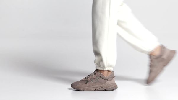 Chaussures Ozweego Adidas Marron Crayeux