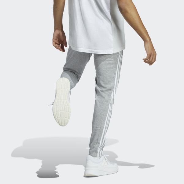 Pantalon Fuselé En Jersey Simple Essentiel à 3 Bandes Gris Moyen Adidas