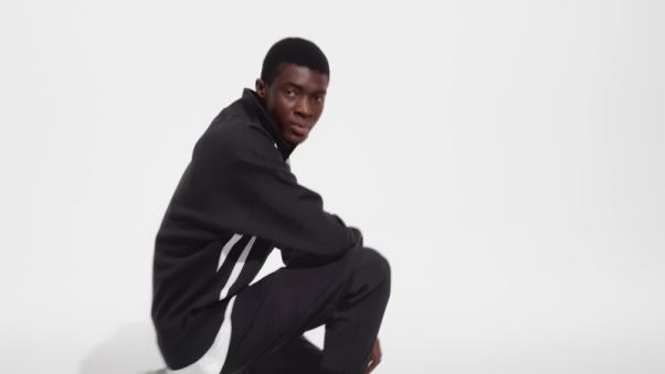 Pantalon Cargo Adidas Essentials Noir à Petit Logo Tissé à La Cheville