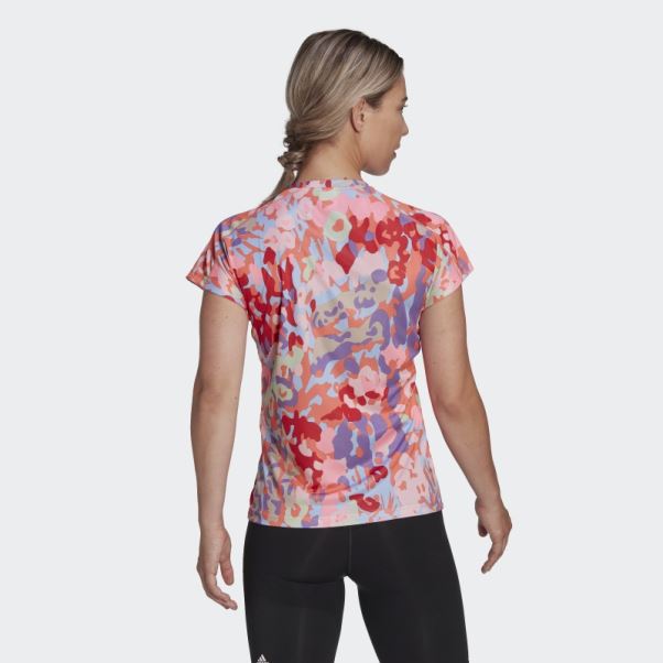 Corail Aeroready Train Essentials T-shirt Imprimé Fleuri à Col En V Et Logo Minimaliste Adidas