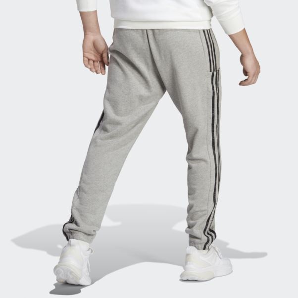 Pantalon Adidas Gris Moyen Essentials En Molleton Resserré Aux Poignets élastiques à 3 Bandes