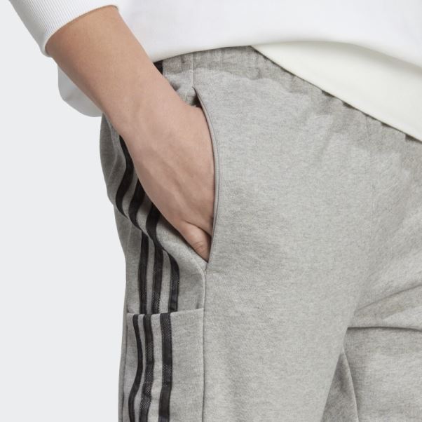 Pantalon Adidas Gris Moyen Essentials En Molleton Resserré Aux Poignets élastiques à 3 Bandes
