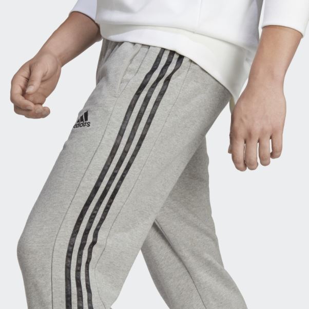 Pantalon Adidas Gris Moyen Essentials En Molleton Resserré Aux Poignets élastiques à 3 Bandes