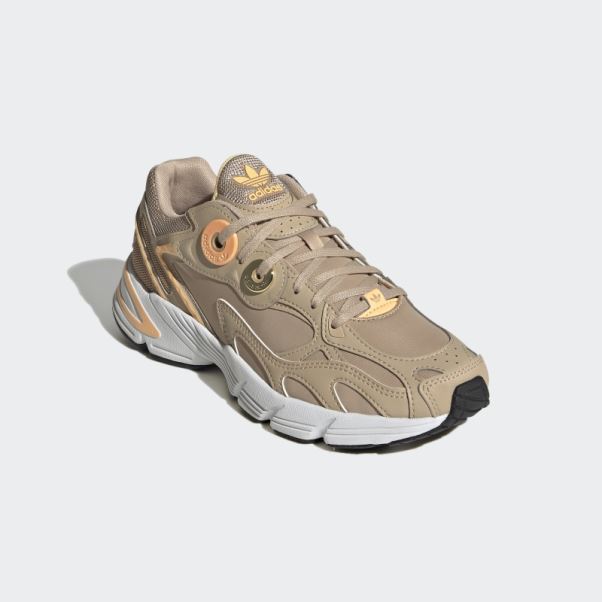 Chaussures Adidas Astir Beiges
