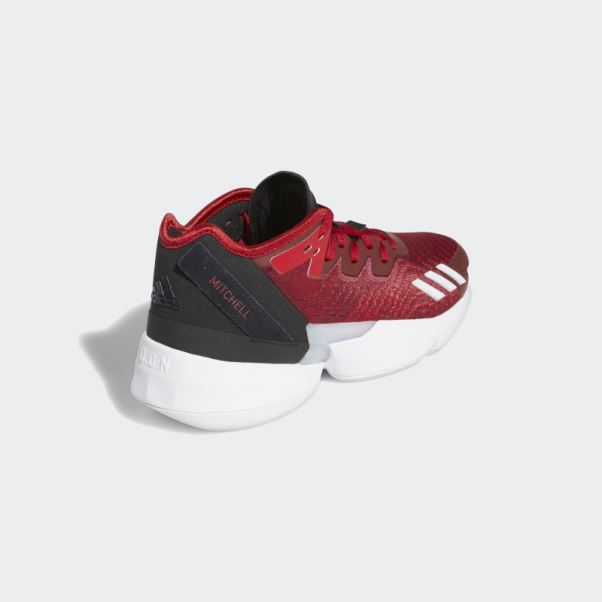 Enfiler. Numéro 4 Chaussures De Basket Adidas Rouge
