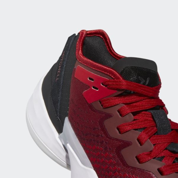 Enfiler. Numéro 4 Chaussures De Basket Adidas Rouge