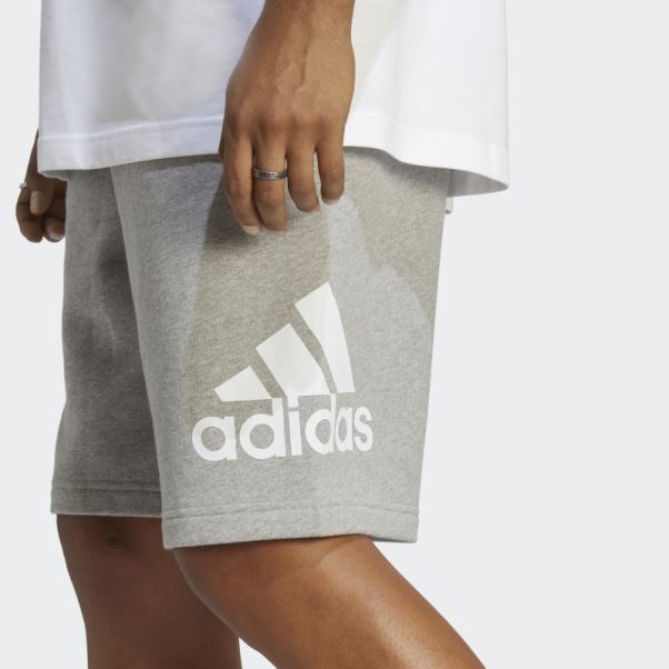 Adidas Short Gris Moyen En Molleton à Gros Logo Essentials